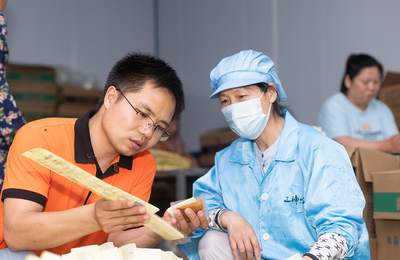 熊文文 大悟縣返鄉(xiāng)創(chuàng)業(yè)新鄉(xiāng)賢，以互聯(lián)網(wǎng)銷售助力鄉(xiāng)村振興，當(dāng)選“中國網(wǎng)事·感動2023”二季度網(wǎng)絡(luò)感動人物